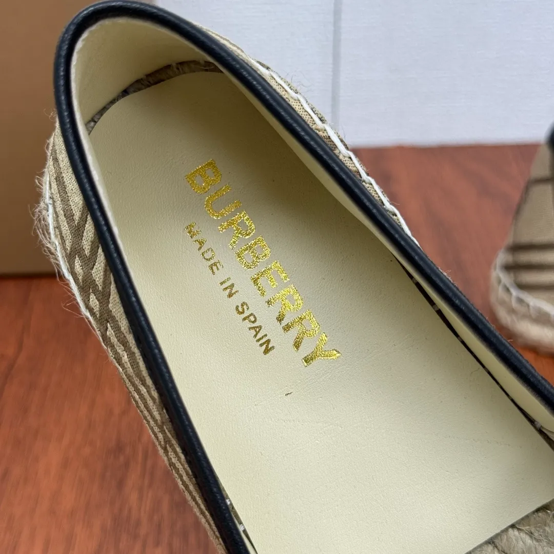 Batch 600 Burberry/Burberry new summer men's embroidered straw fisherman shoes, cool slip-on straw shoes! Encounter British fashion with Burberry espadrilles, a perfect blend of classic and fashionable. The unique printing on the upper is a manifestation of the brand's style. Every color and every pattern tells the story of England. Straw soles bring a natural texture, comfortable and chic. Whether you are strolling in the city streets or heading to the beach for vacation, it can add elegance and charm to you, easily become the center of attention, and start your own fashion journey. Classic knitted canvas upper, with thin calfskin lining suitable for summer, straw lining, genuine leather patch at the bottom of the heel, hemming technology, and Mark stitching details! Anti-slip rubber bottom layer, integrated injection molding of large LOGO letters and badges, multiple colors and styles to choose from, complete package! Size: 39-40-41-42-43-44 Normal size Item number: 2025-5 War Horse Brown